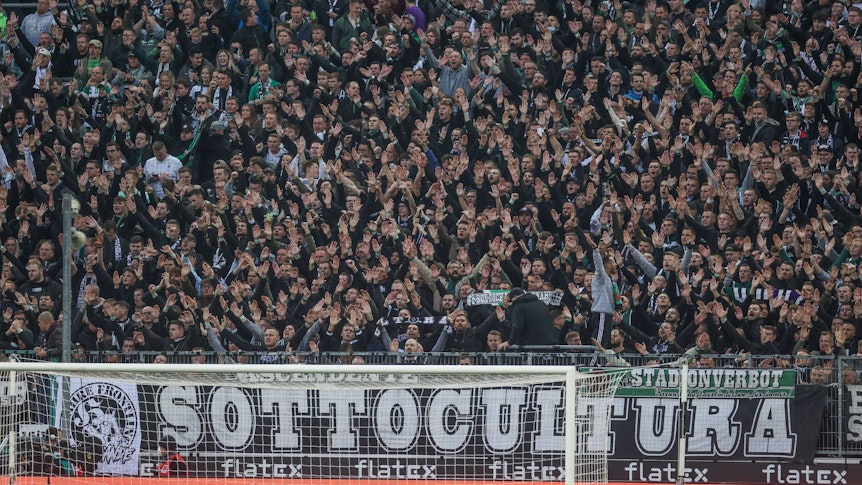 Fans von Borussia Mönchengladbach in der Nordkurve, die ihren Klub anfeuern am 16. Oktober 2021, im Heimspiel gegen den VfB Stuttgart.