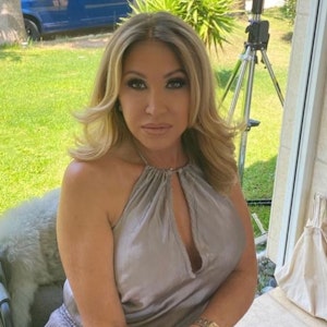 Carmen Geiss postet am 11. August ein Foto von sich auf ihrem Instagram-Account. Sie hat ein Abendkleid an und blickt lasziv in die Kamera.