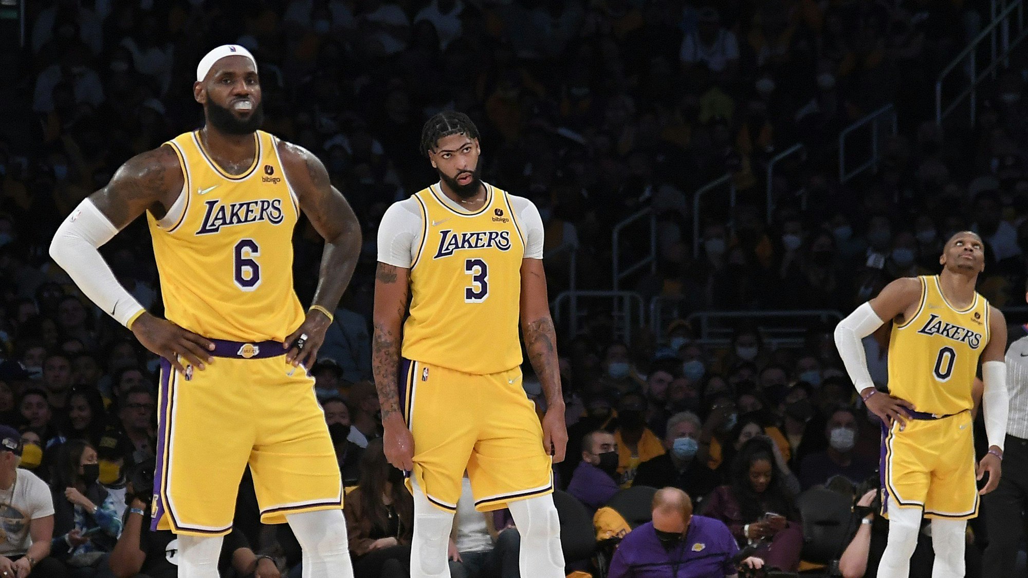 LeBron James, Anthony Davis und Russell Westbrook nach der Niederlage der Los Angeles Lakers gegen die Golden State Warriors zum Auftakt der neuen NBA-Saison am 19. Oktober 2021.