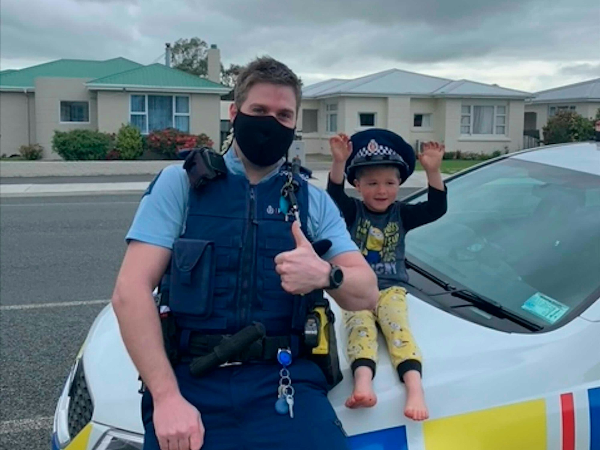 In Neuseeland bekam die Polizei einen niedlichen Notruf. Die Polizei fuhr vorbei und postet das süße Foto auf Instagram. Auf dem Foto (aufgenommen am 20. Oktober 2021) sieht man Wachtmeister Kurt mit einem 4-jährigen Jungen auf der Motorhaube seines Polizeiautos sitzen.