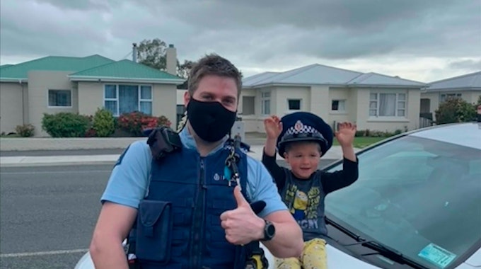 In Neuseeland bekam die Polizei einen niedlichen Notruf. Die Polizei fuhr vorbei und postet das süße Foto auf Instagram. Auf dem Foto (aufgenommen am 20. Oktober 2021) sieht man Wachtmeister Kurt mit einem 4-jährigen Jungen auf der Motorhaube seines Polizeiautos sitzen.