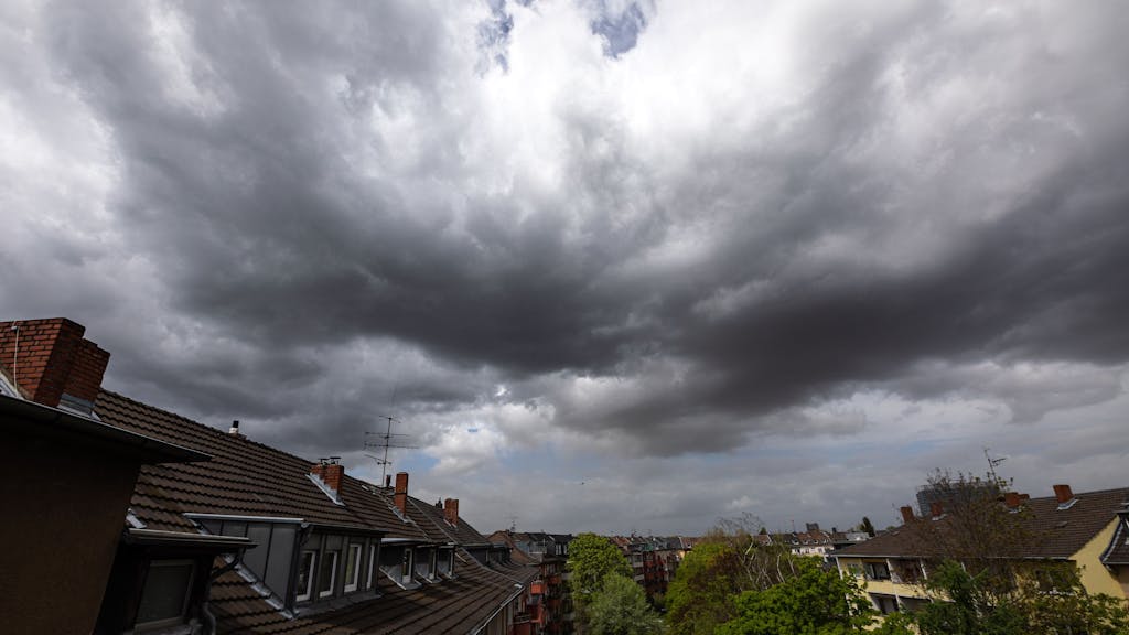 Dunkle Wolken sind am 4. Mai 2021 am Himmel über Köln zu sehen.