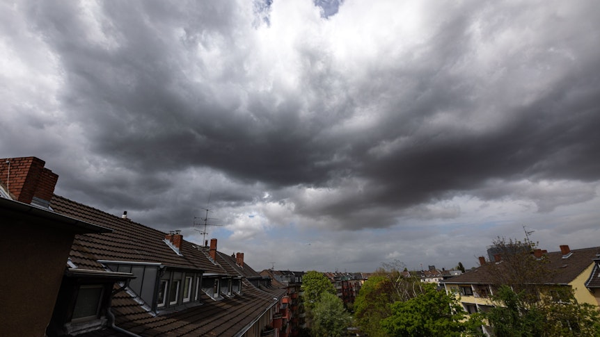 Dunkle Wolken sind am Himmel zu sehen. Ein Sturmtief sorgt in Nordrhein-Westfalen für stürmisches und kühles Wetter.