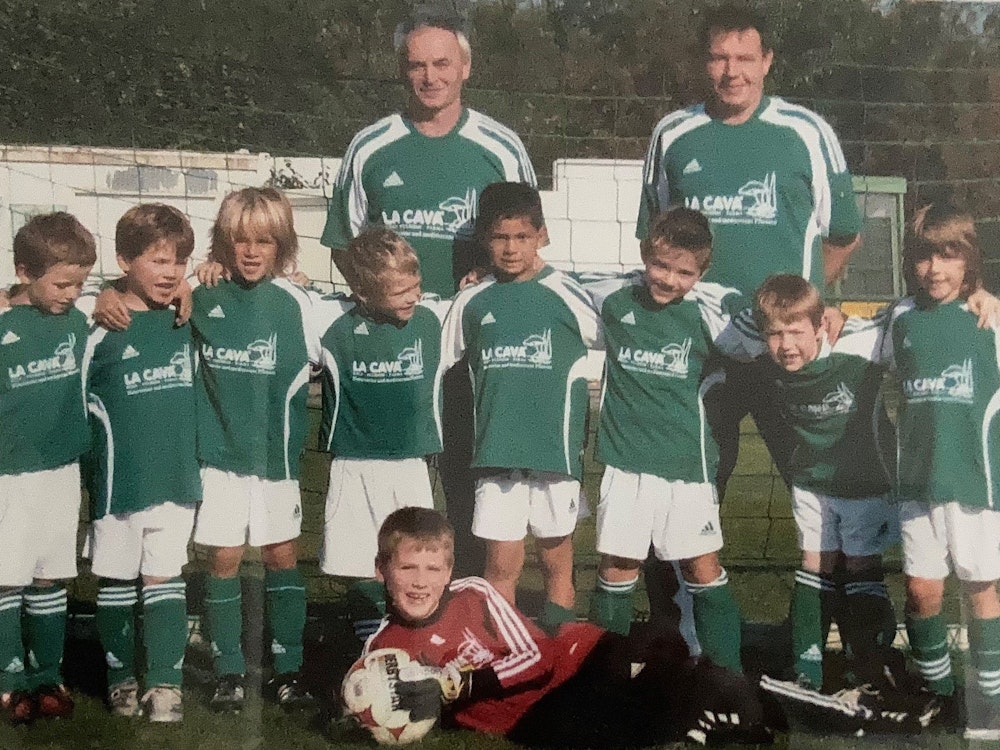 Das Jugendteam von Grün-Weiß Brauweiler stellt sich 2008 zum Mannschaftsfoto auf. Mit dabei sind Florian Wirtz und sein Vater Hans-Joachim.