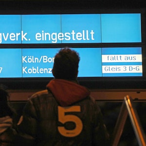 Zugreisende blicken am 10. März 2019 in Köln auf eine Anzeigetafel mit dem Hinweis "Zugverkehr eingestellt". Mit Orkanböen bis Windstärke 12 hat das Sturmtief «Eberhard» den Bahnverkehr in Teilen Deutschlands zum Erliegen gebracht.