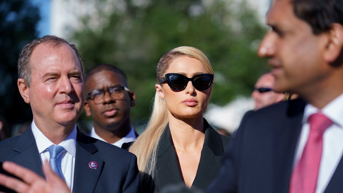 Paris Hilton steht auf einem Foto vom 20. Oktober 2021 in einem schwarzen Blazer und einer schwarzen Sonnenbrille vor dem US-Kongress in Washington.&nbsp;