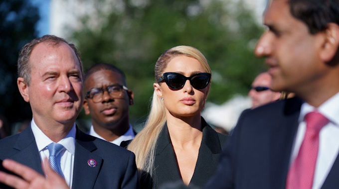 Paris Hilton steht auf einem Foto vom 20. Oktober 2021 in einem schwarzen Blazer und einer schwarzen Sonnenbrille vor dem US-Kongress in Washington.