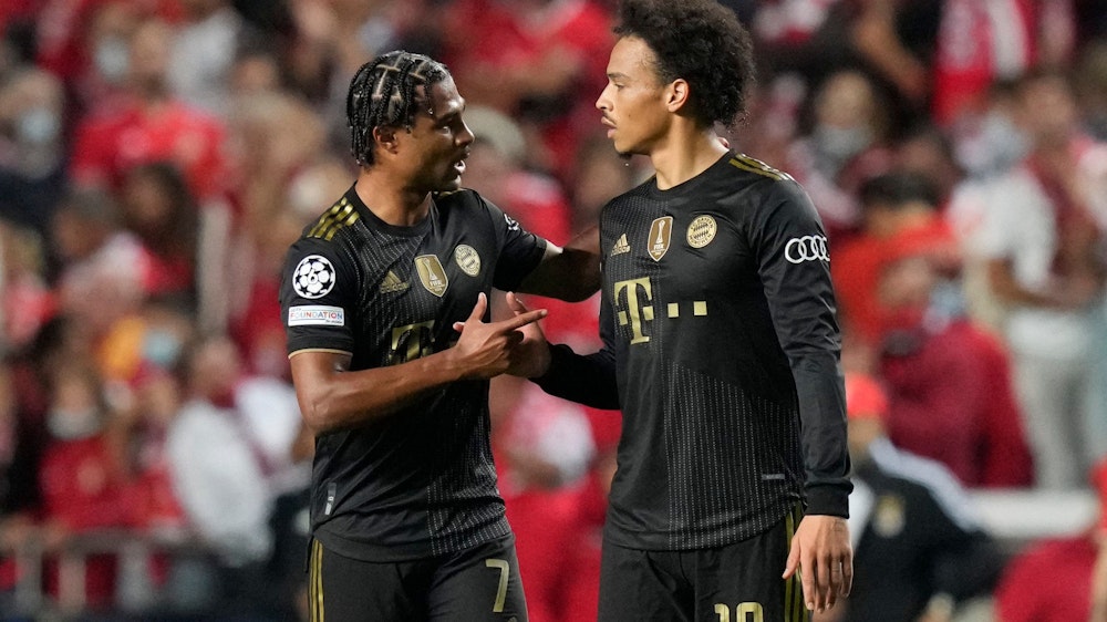 Serge Gnabry (l.) und Leroy Sané klatschen nach dem Spiel von Bayern München in der Champions League miteinander ab.