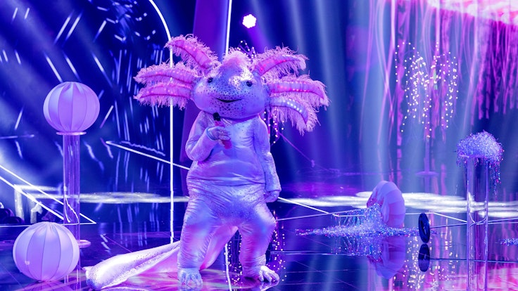 Das Axolotl performt am Samstag (16. Oktober 2021) auf der „The Masked Singer“-Bühne.