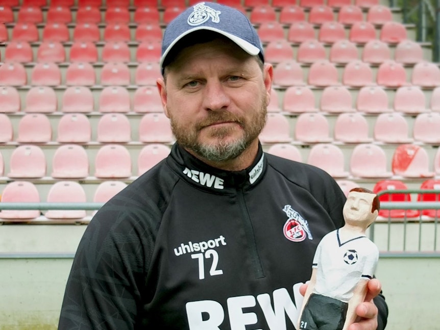 Steffen Baumgart posiert mit der Trophäe für den Fußballspruch des Jahres.