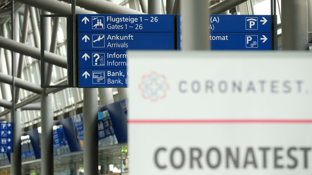 Die Herbstferien verlocken viele zum Verreisen. Doch was geht in Europa und was nicht? Das Symbolfoto (aufgenommen am 1. August 2021) zeigt ein Schild mit der Aufschrift „Coronatest“ im Terminal vom Flughafen Leipzig-Halle.