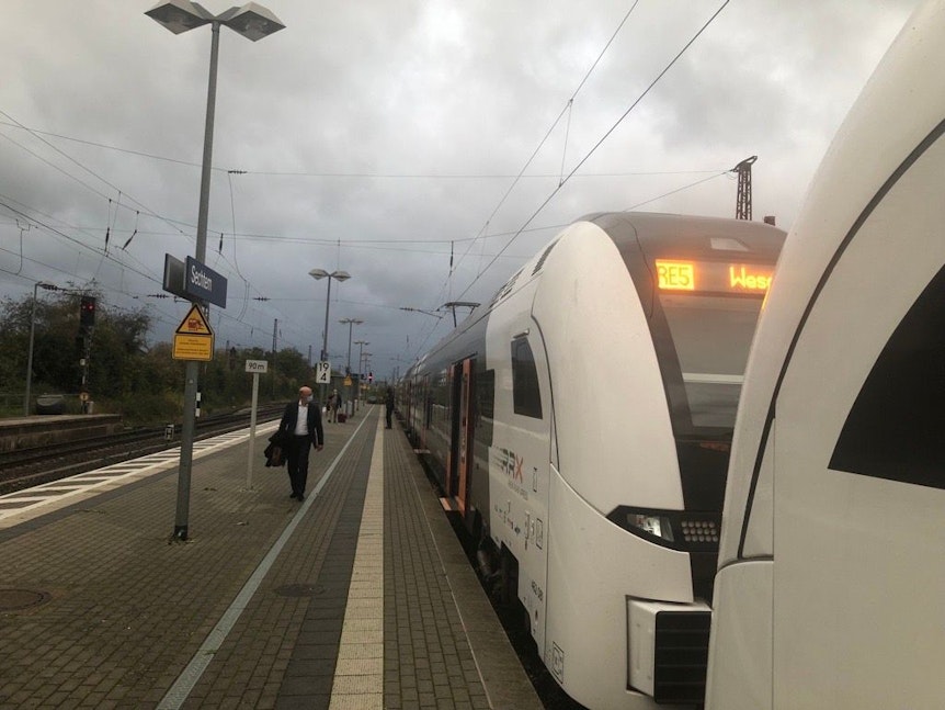 RE5 nach Wesel: Zug steckt wegen des Sturms in Bonn-Sechtem fest