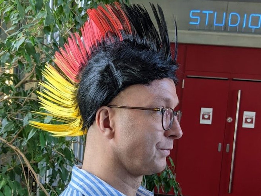 „Cyber-Zölli“ mit einem Irokesen in Deutschland-Farben.