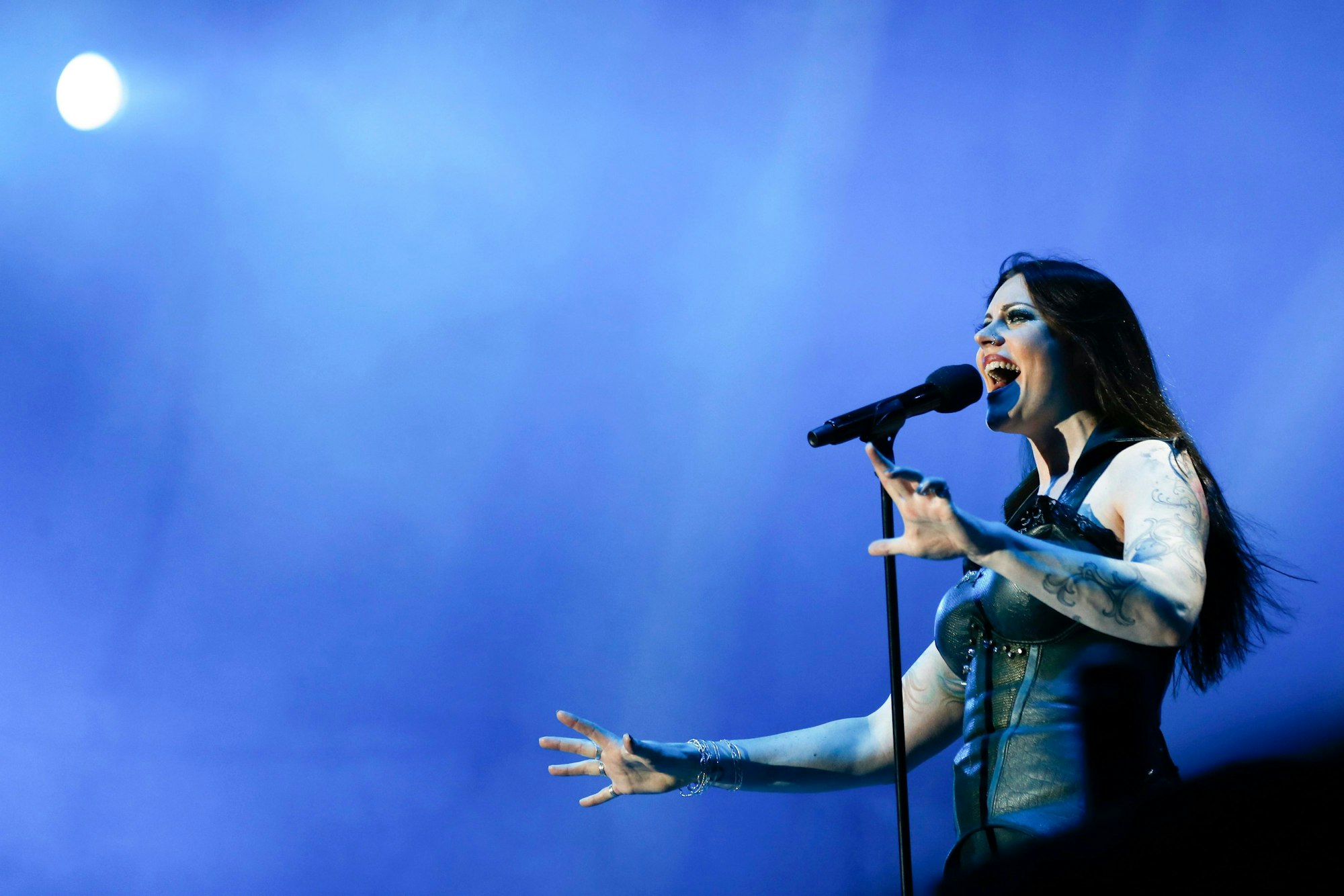 Sängerin Floor Jansen steht im Juni 2016 mit ihrer Band „Nightwish“ bei dem „Greenfield Festival“ in Interlaken in der Schweiz auf der Bühne.