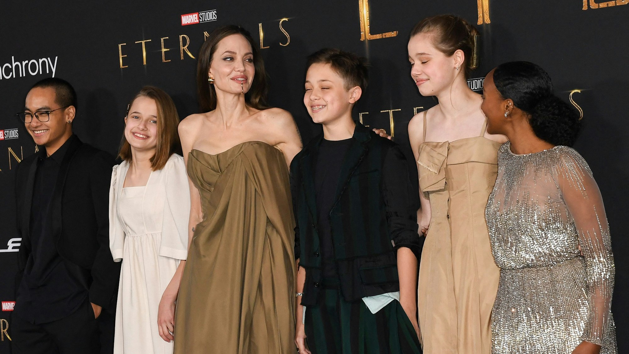 Angelina Jolie (2.v.l.) mit ihren Kindern Maddox, Vivienne, Knox, Shiloh and Zahara (v.l.) bei der Premiere von „Eternals“ am 18. Oktober 2021.