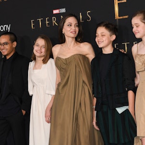 Angelina Jolie (2.v.l.) mit ihren Kindern Maddox, Vivienne, Knox, Shiloh and Zahara (v.l.) bei der Premiere von „Eternals“ am 18. Oktober 2021.