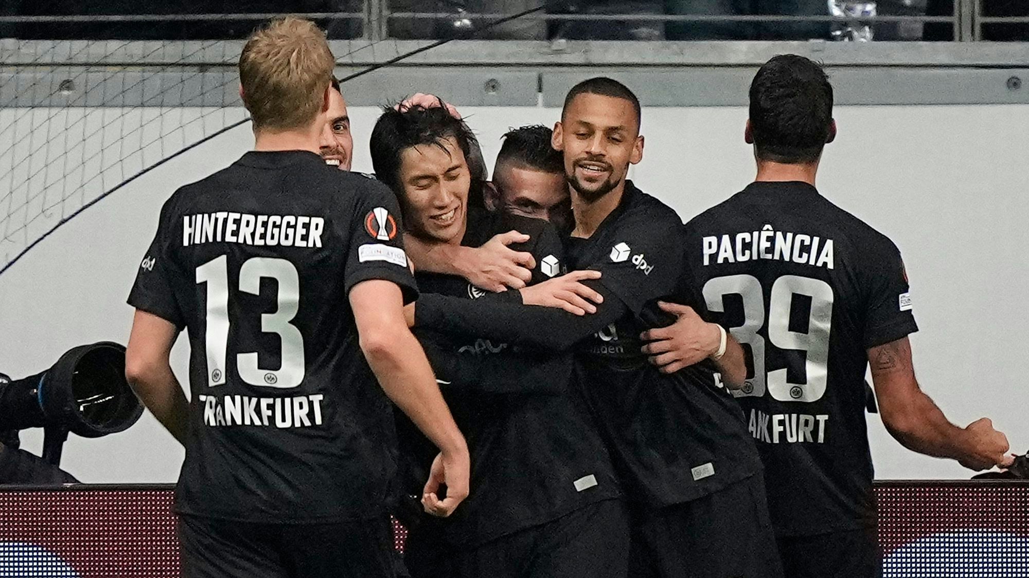 Die Spieler von Eintracht Frankfurt jubeln über ein Tor