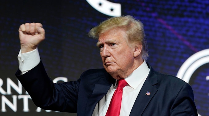 Donald Trump, ehemaliger Präsident der USA, hebt seine Faust bei einer „Turning Point Action“-Veranstaltung.