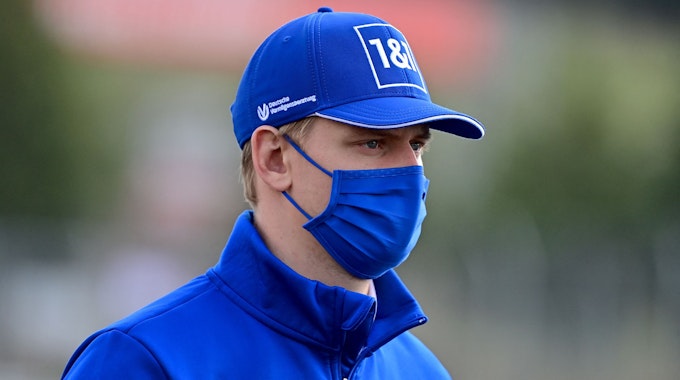 Mick Schumacher geht mit Maske durch das Fahrerlager der Formel 1.