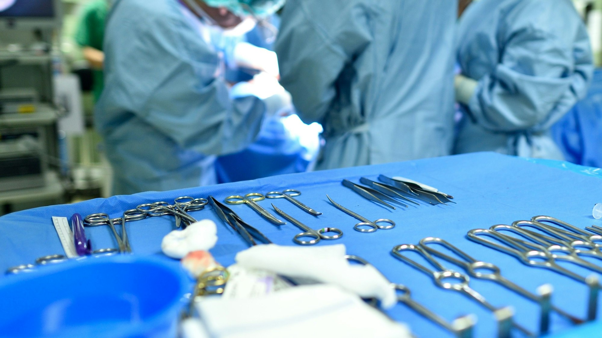 OP-Besteck ist in einem Operationssaal während einer Operation ausgelegt.