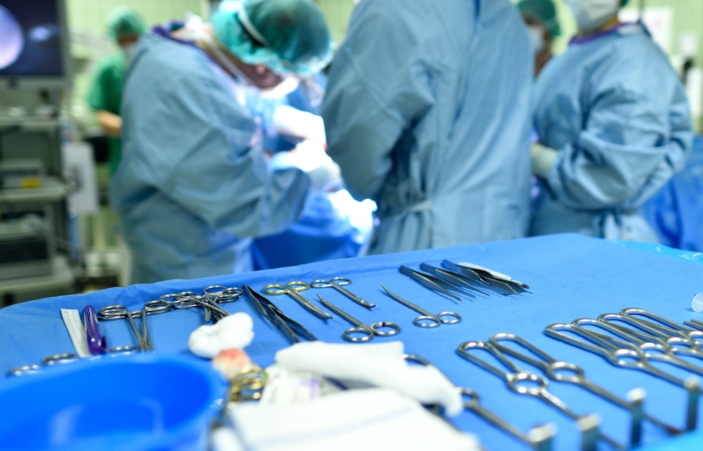 OP-Besteck ist am im Mai 2014 in Mannheim (Baden-Württemberg) in einem Operationssaal während einer Operation ausgelegt. In New York haben Ärzte erstmals einem Menschen eine Schweineniere transplantiert.