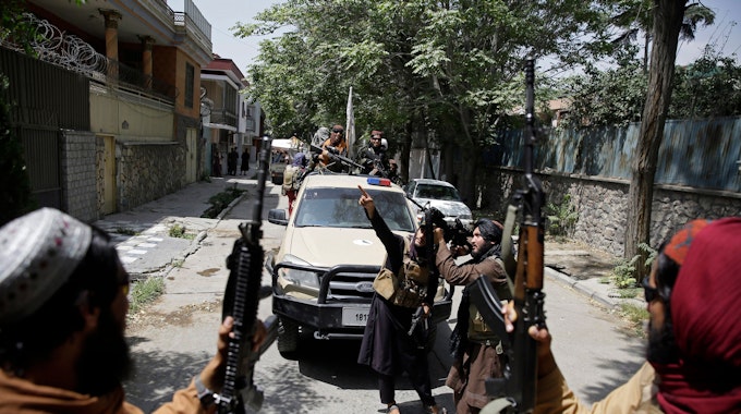 Bewaffnete Taliban patrouillieren in Afghanistan auf der Straße