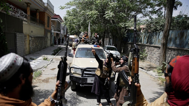 Bewaffnete Taliban patrouillieren in Afghanistan auf der Straße