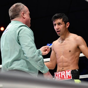Moisés Fuentes spricht bei einem Boxkampf mit Ringrichter Len Koivisto.