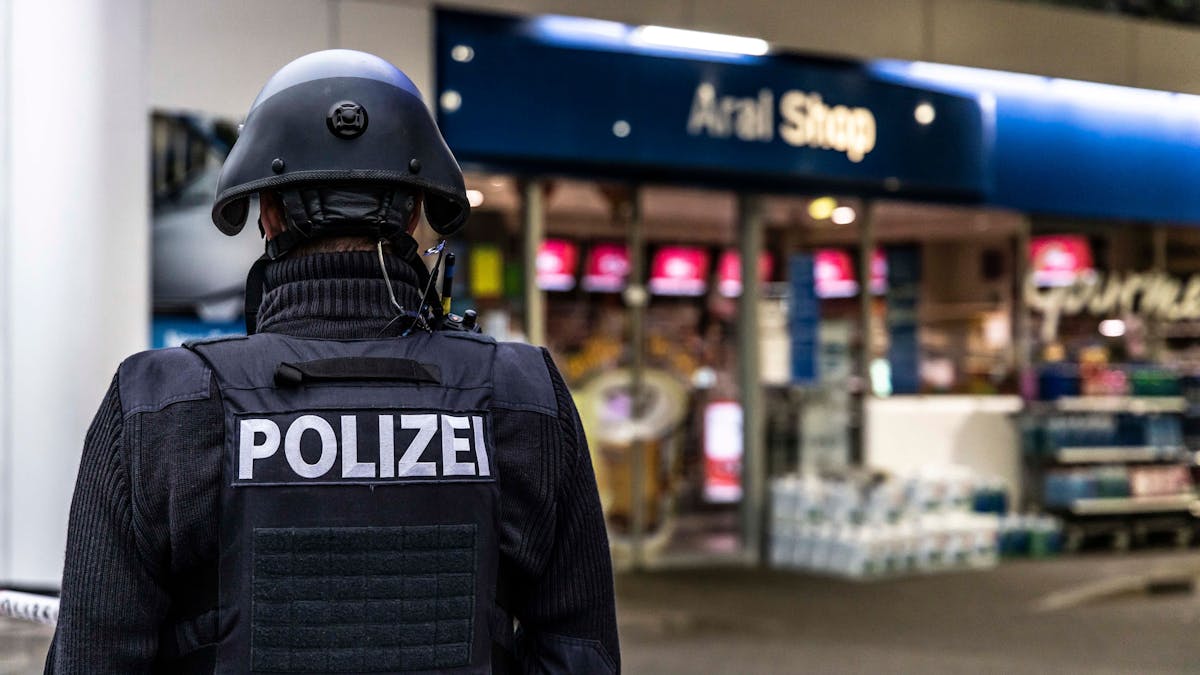 Ein Polizist sichert im September 2021 eine Tankstelle in Idar-Oberstein, nachdem ein Mitarbeiter von einem Maskenverweigerer erschossen wurde.