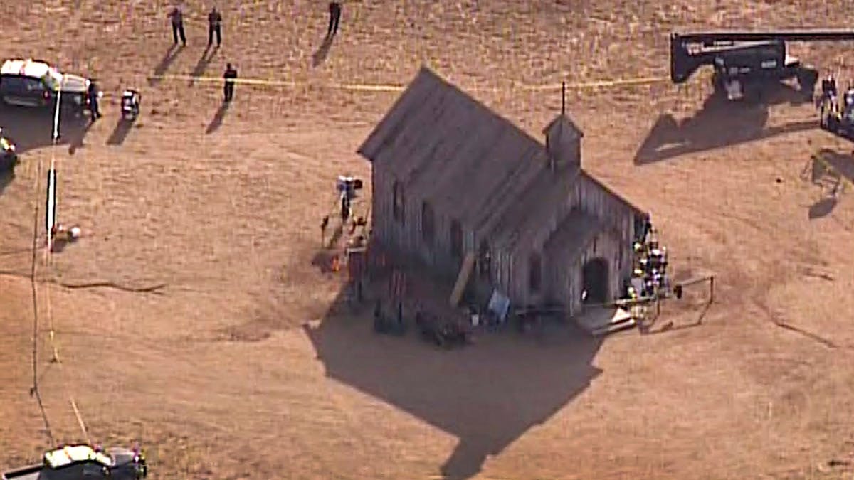 Der Schauspieler Alec Baldwin schoss mit einer Requisitenwaffe und verletzte eine Kamerafrau tödlich. Das Luftbild (aufgenommen am 22. Oktober) zeigt Beamte des Sheriffs von Santa Fe County, die zum Schauplatz einer tödlichen Schießerei auf einer Filmkulisse der Bonanza Creek Ranch in der Nähe von Santa Fe kommen.&nbsp;