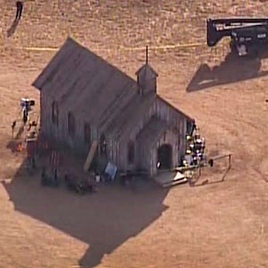 Der Schauspieler Alec Baldwin schoss mit einer Requisitenwaffe und verletzte eine Kamerafrau tödlich. Das Luftbild (aufgenommen am 22. Oktober) zeigt Beamte des Sheriffs von Santa Fe County, die zum Schauplatz einer tödlichen Schießerei auf einer Filmkulisse der Bonanza Creek Ranch in der Nähe von Santa Fe kommen.
