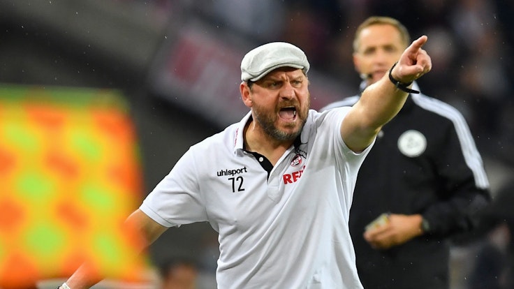Steffen Baumgart gestikuliert während des Spiels des 1. FC Köln.