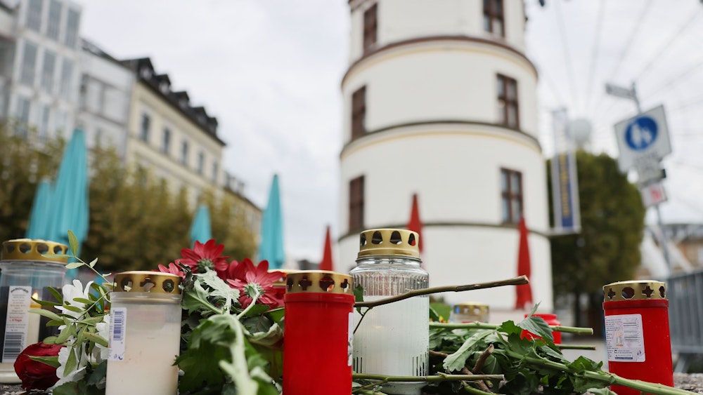 Kerzen stehen am 20. Oktober 2021 am Burgplatz am Tatort. Nach einer Auseinandersetzung in der Düsseldorfer Altstadt war das Opfer (19) am 19. Oktober 2021 gestorben.