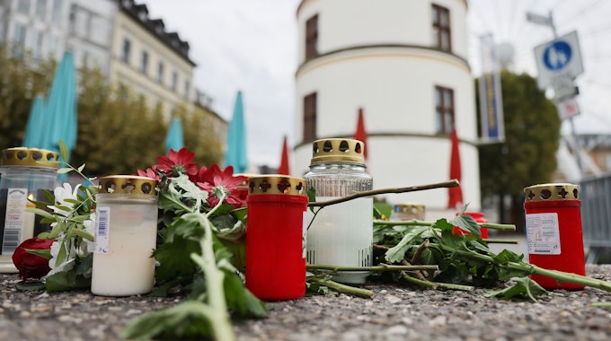Kerzen stehen am 20. Oktober 2021 am Burgplatz am Tatort. Nach einer&nbsp; Auseinandersetzung in der Düsseldorfer Altstadt war das Opfer (19) am 19. Oktober 2021 gestorben.