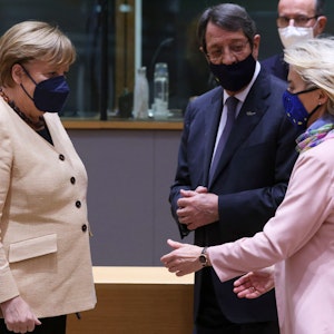 Ursula von der Leyen (r.) will Angela Merkel beim EU-Gipfel in Brüssel begrüßen.