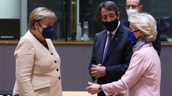 Ursula von der Leyen (r.) will Angela Merkel beim EU-Gipfel in Brüssel begrüßen.