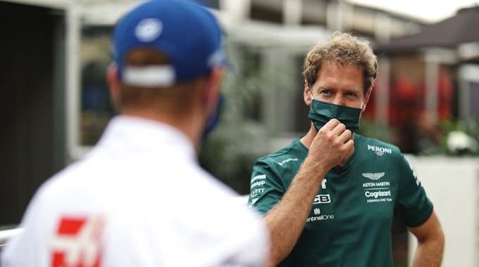 Sebastian Vettel spricht vor dem Rennwochende der Formel 1 in Austin mit Mick Schumacher.