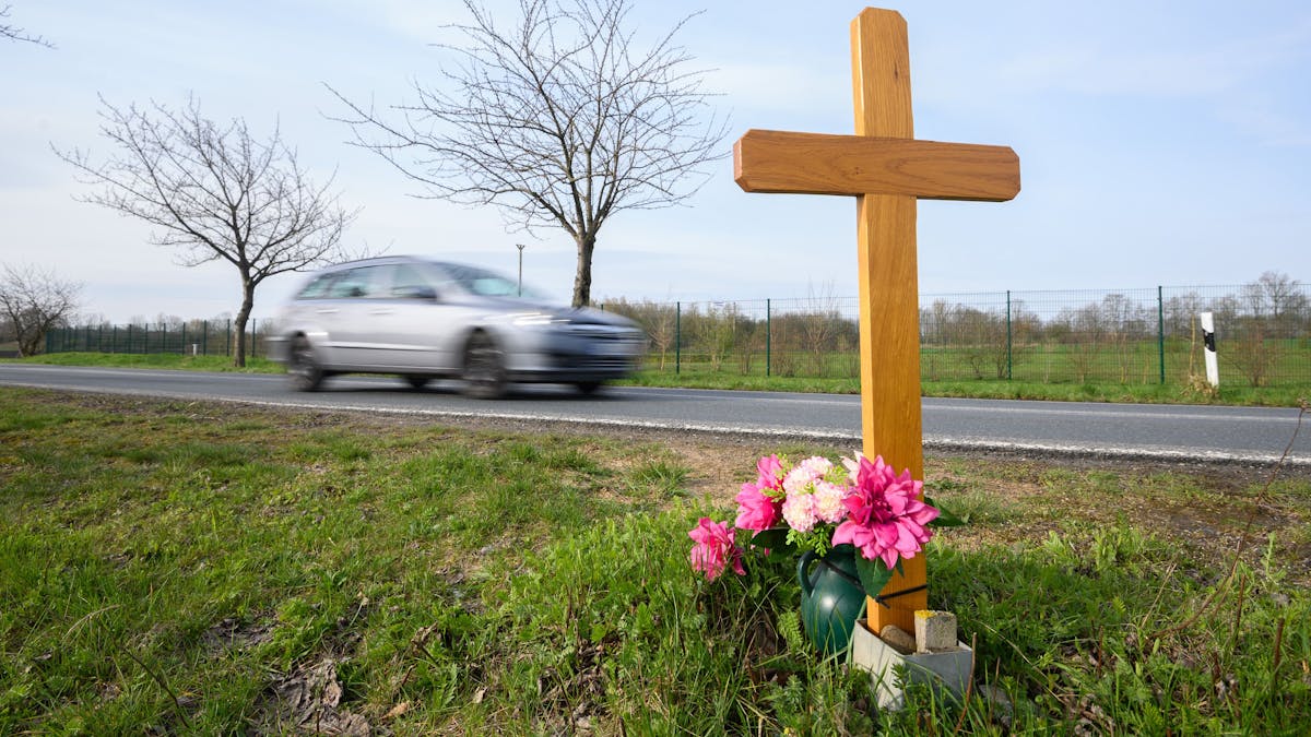 Ein Kreuz zum Gedenken an ein Opfer eines Verkehrsunfalls steht am 13. April 2021 an einer Landstraße im Landkreis Hildesheim.&nbsp;