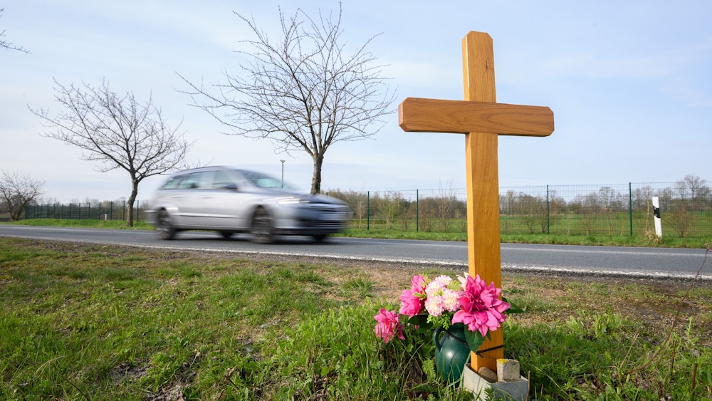 Ein Kreuz zum Gedenken an ein Opfer eines Verkehrsunfalls steht am 13. April 2021 an einer Landstraße im Landkreis Hildesheim.