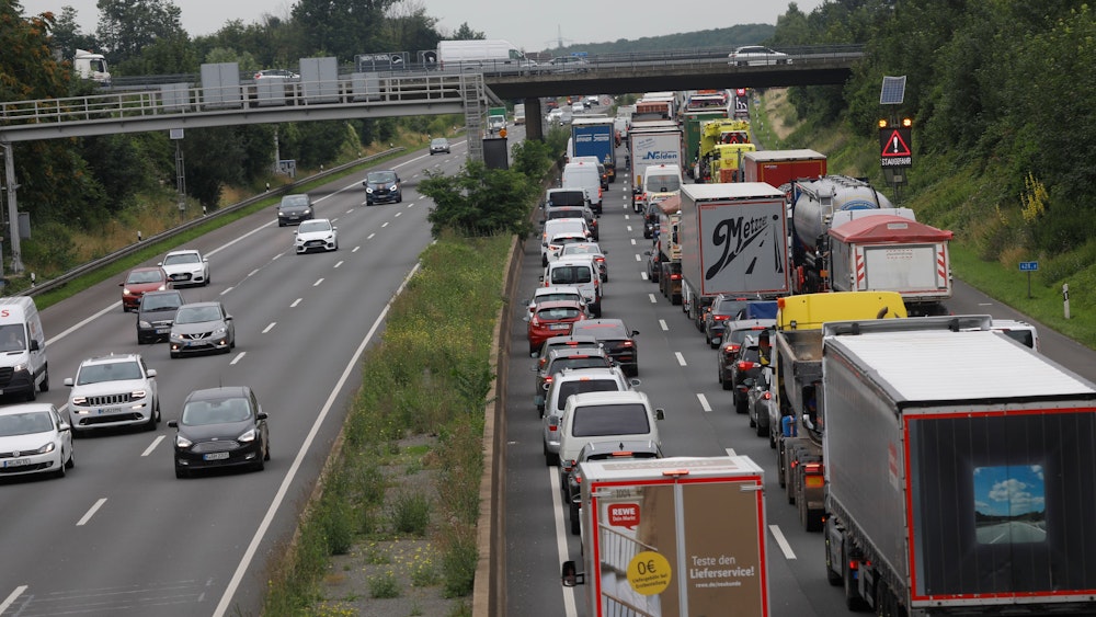 Auf der Autobahn 1 in Fahrtrichtung Euskirchen staut sich der Verkehr.