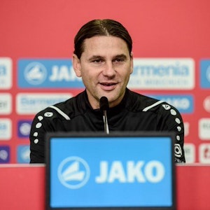Gerardo Seoane spricht auf der Pressekonferenz von Bayer Leverkusen.