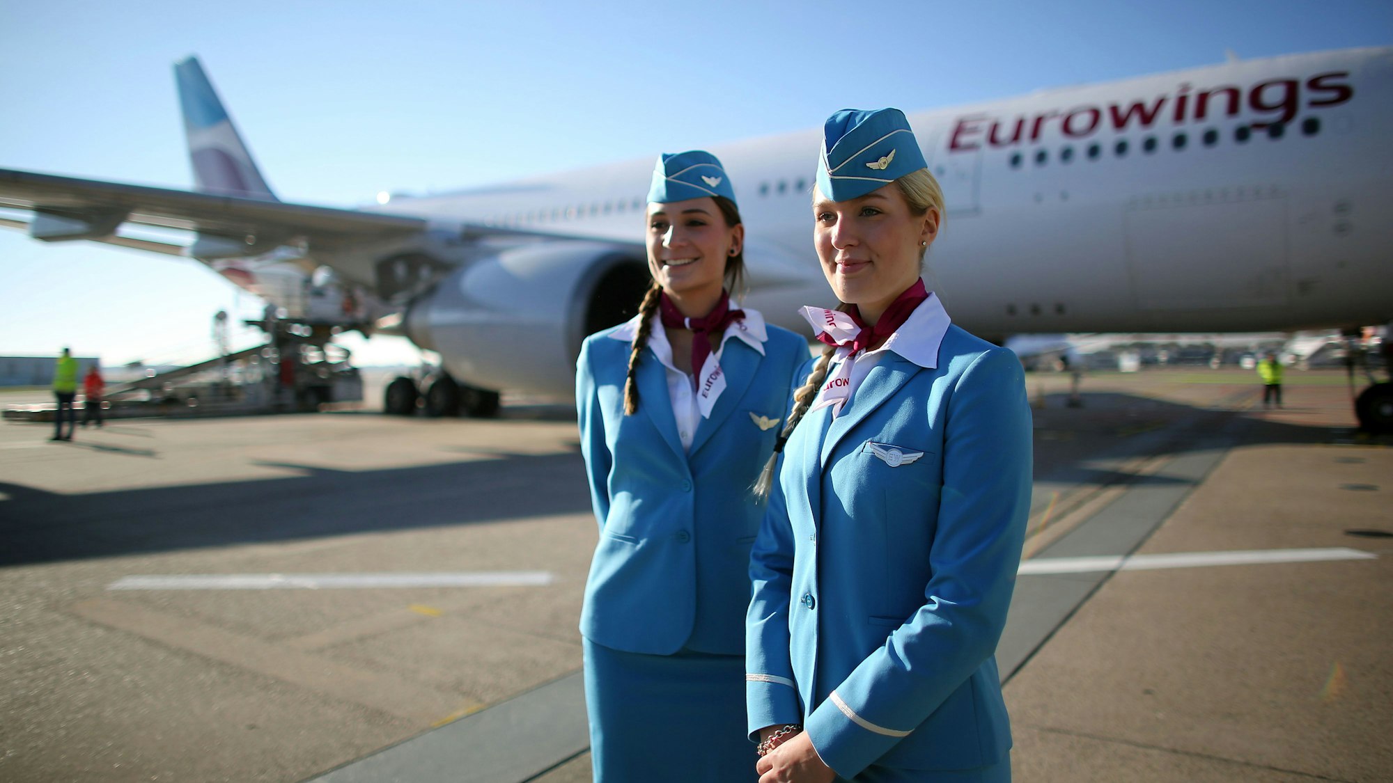 Stewardessen führen beim Boarding unbemerkt eine Überprüfung der Fluggäste durch. Auf dem Foto (aufgenommen am 2. November 2015) sieht man zwei Stewardessen der Eurowings vor einem A 330.