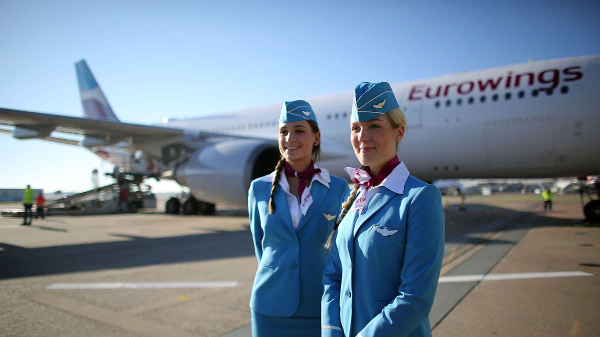 Stewardessen führen beim Boarding unbemerkt eine Überprüfung der Fluggäste durch. Auf dem Foto (aufgenommen am 2. November 2015) sieht man zwei Stewardessen der Eurowings vor einem A 330.