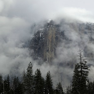 Nebel bedeckt das Wahrzeichen von El Capitan im Yosemite Nationalpark. Eine Familie war Mitte August in der Sierra-Nevada-Bergregion südwestlich vom Yosemite-Nationalpark zu einer Tageswanderung aufgebrochen und nicht zurückgekehrt.