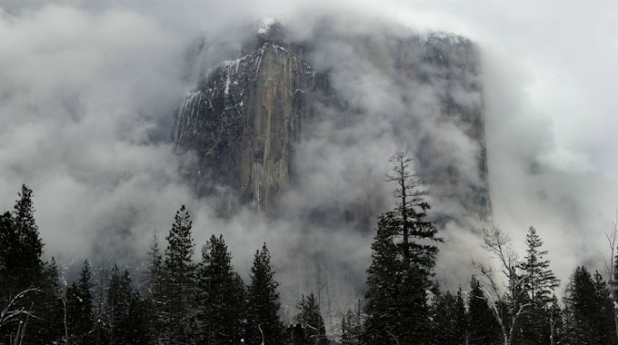 Nebel bedeckt das Wahrzeichen von El Capitan im Yosemite Nationalpark. Eine Familie war Mitte August in der Sierra-Nevada-Bergregion südwestlich vom Yosemite-Nationalpark zu einer Tageswanderung aufgebrochen und nicht zurückgekehrt.