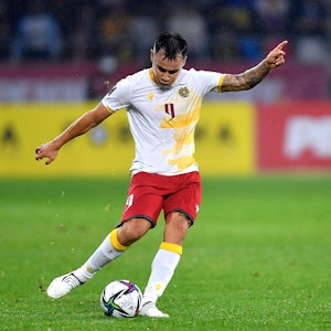 Lucas Zelarayán tritt im Trikot von Armenien in der WM-Quali gegen den Ball.