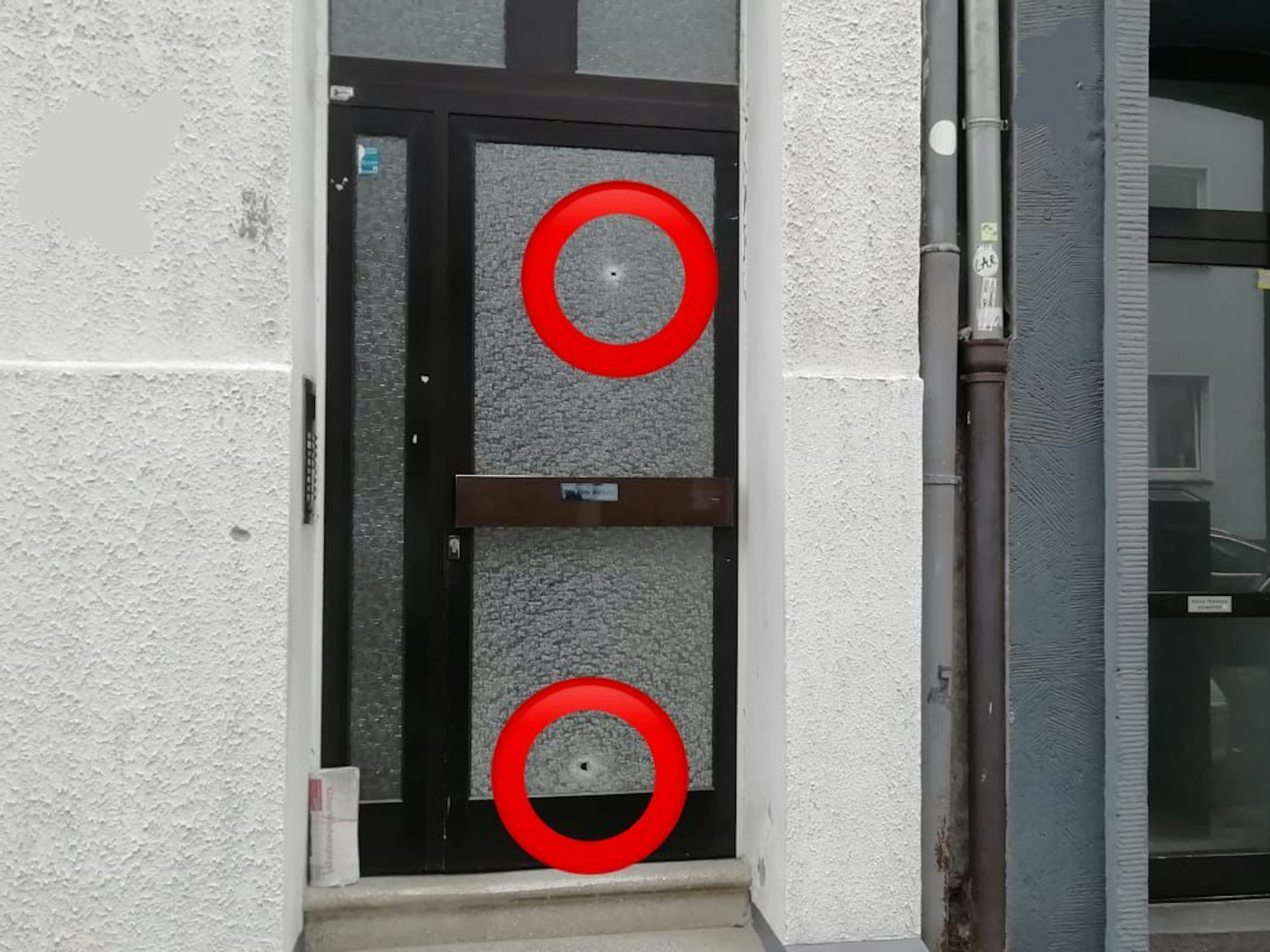 Rocker-Angriff? Samstagnacht (23. Oktober 2021) haben Unbekannte auf einen Mann in der Kölner Altstadt geschossen. An dieser Hauswand und der Eingangstür waren Einschusslöcher zu sehen.