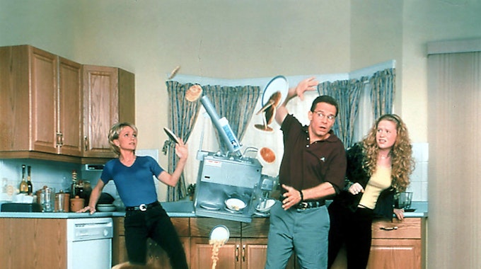 Ein Disney-Klassiker in den USA: „Liebling, ich habe die Kinder geschrumpft“ – in der 66-teiligen Serie (1999 bis 2000) spielte Peter Scolari den Familienvater und Erfinder Wayne Szalinski (2. von rechts).