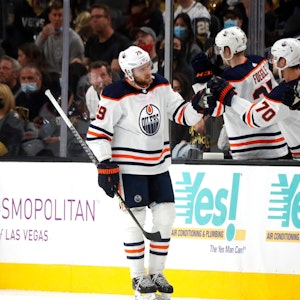 Leon Draisaitl feiert einen Treffer für die Edmonton Oilers mit seinen Teamkollegen.