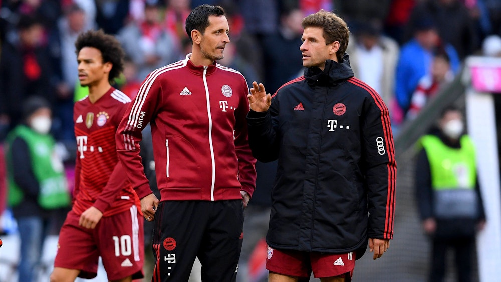 Dino Toppmöller und Thomas Müller vom FC Bayern unterhalten sich.